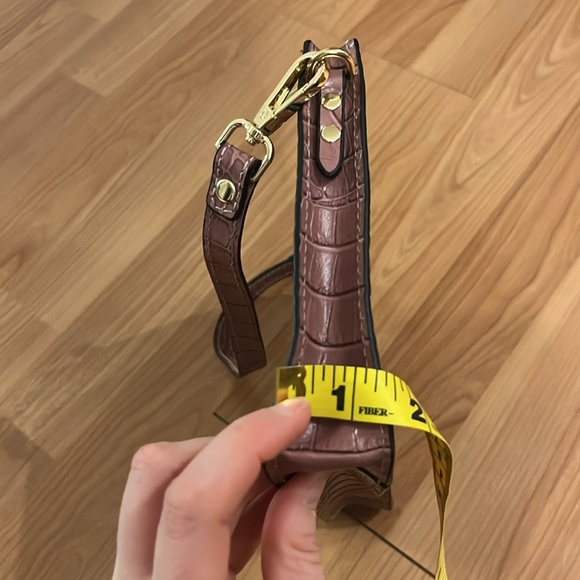 Tuscany leather purple-pink shoulder bag with gold hardware. - Picture 7 of 7